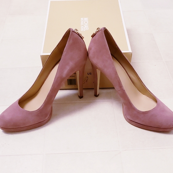 9.5 Like new locked heels suede pumps by MICHAEL Michael Kors - Picture 3 of 10